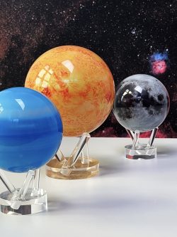 Rotierender Planetenglobus, auf Ständer montiert